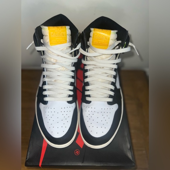 Air Jordan 1 Retro High OG ( Volt Gold ) - Picture 4 of 11